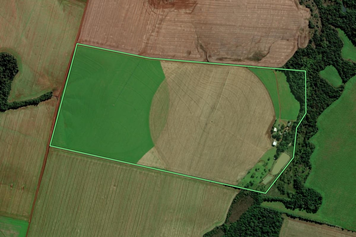 Imagem de satélite do imóvel rural em São Luiz Gonzaga (RS), com o contorno declarado no CAR desenhado por cima.