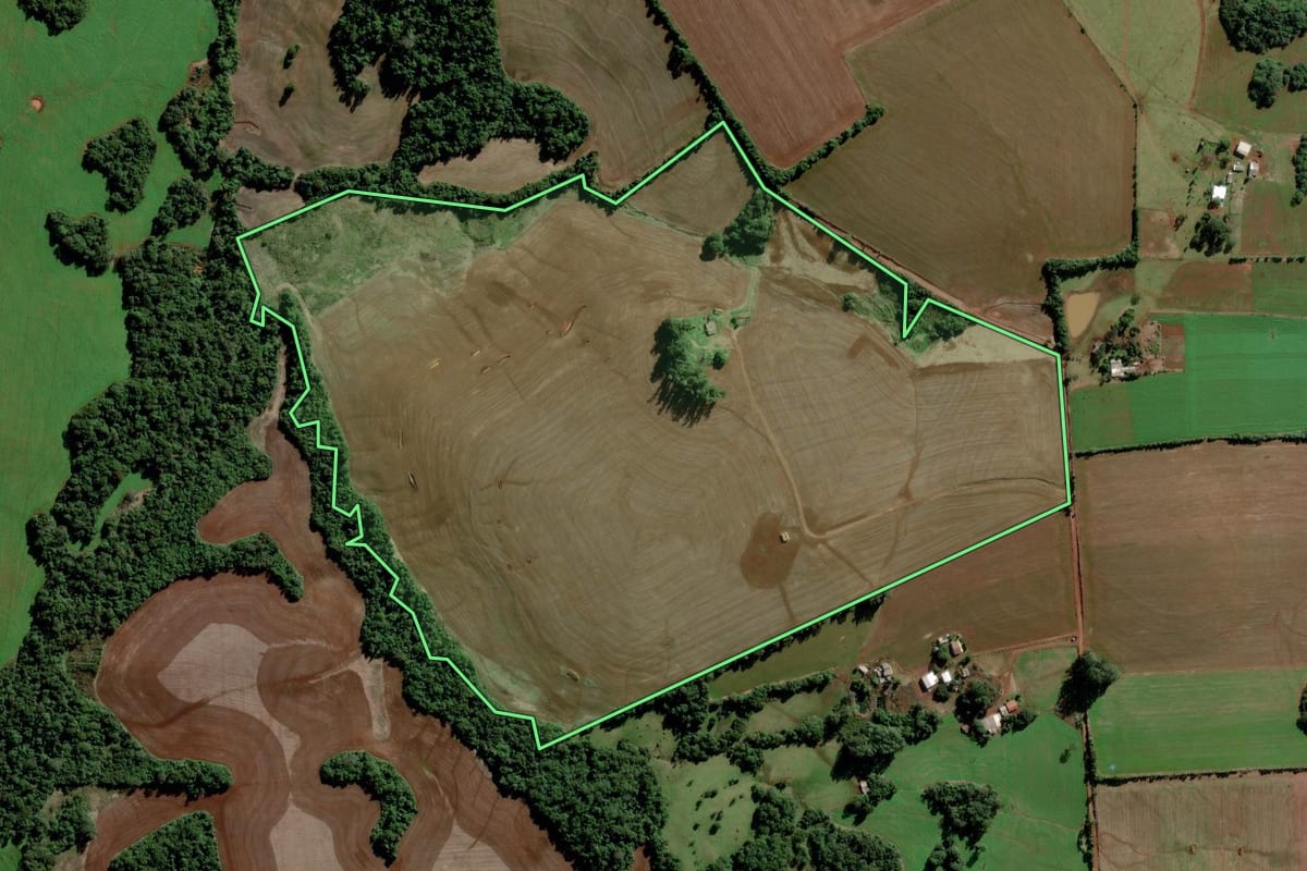 Imagem de satélite do imóvel rural em São Luiz Gonzaga (RS), com o contorno declarado no CAR desenhado por cima.