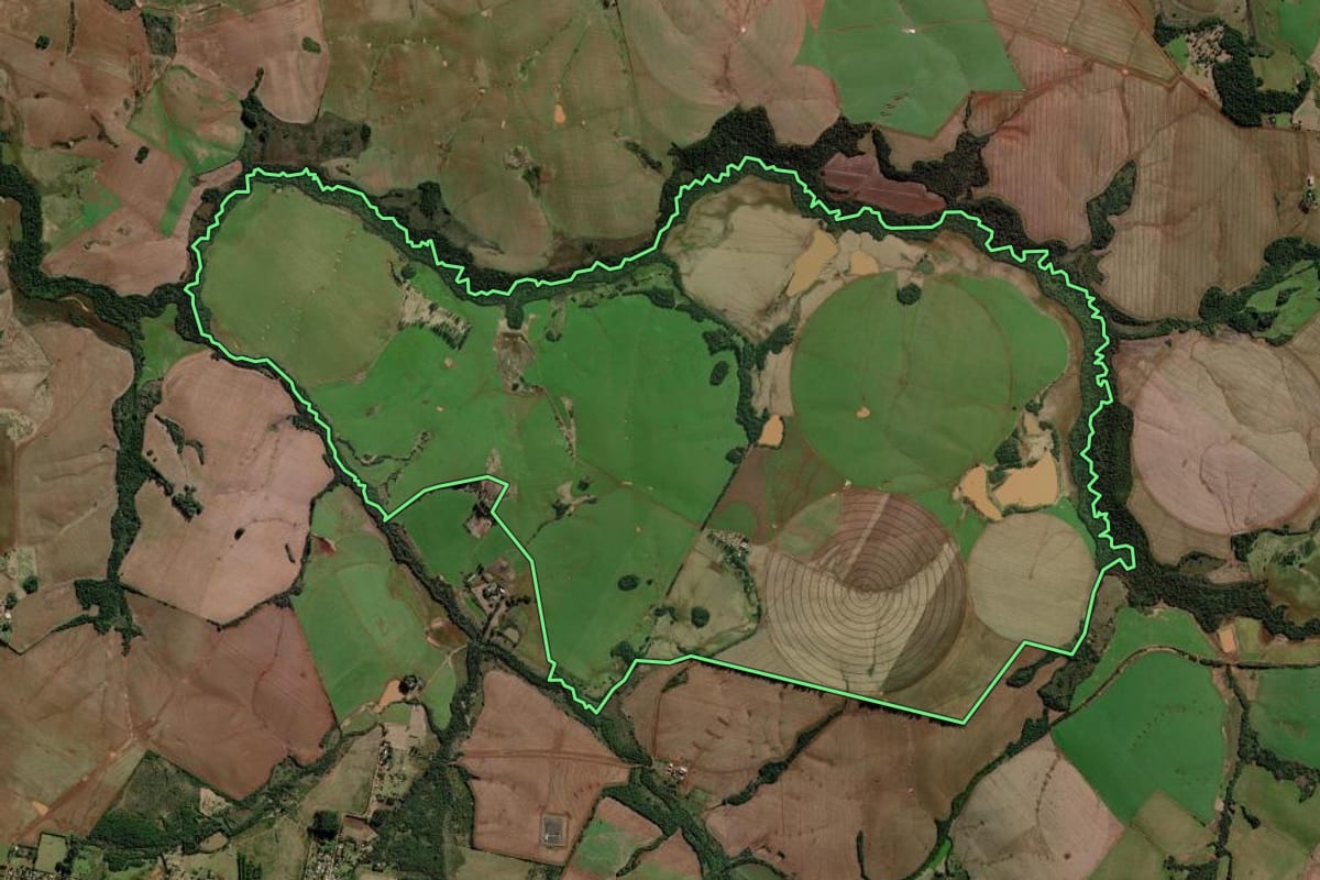 Imagem de satélite do imóvel rural em São Luiz Gonzaga (RS), com o contorno declarado no CAR desenhado por cima.