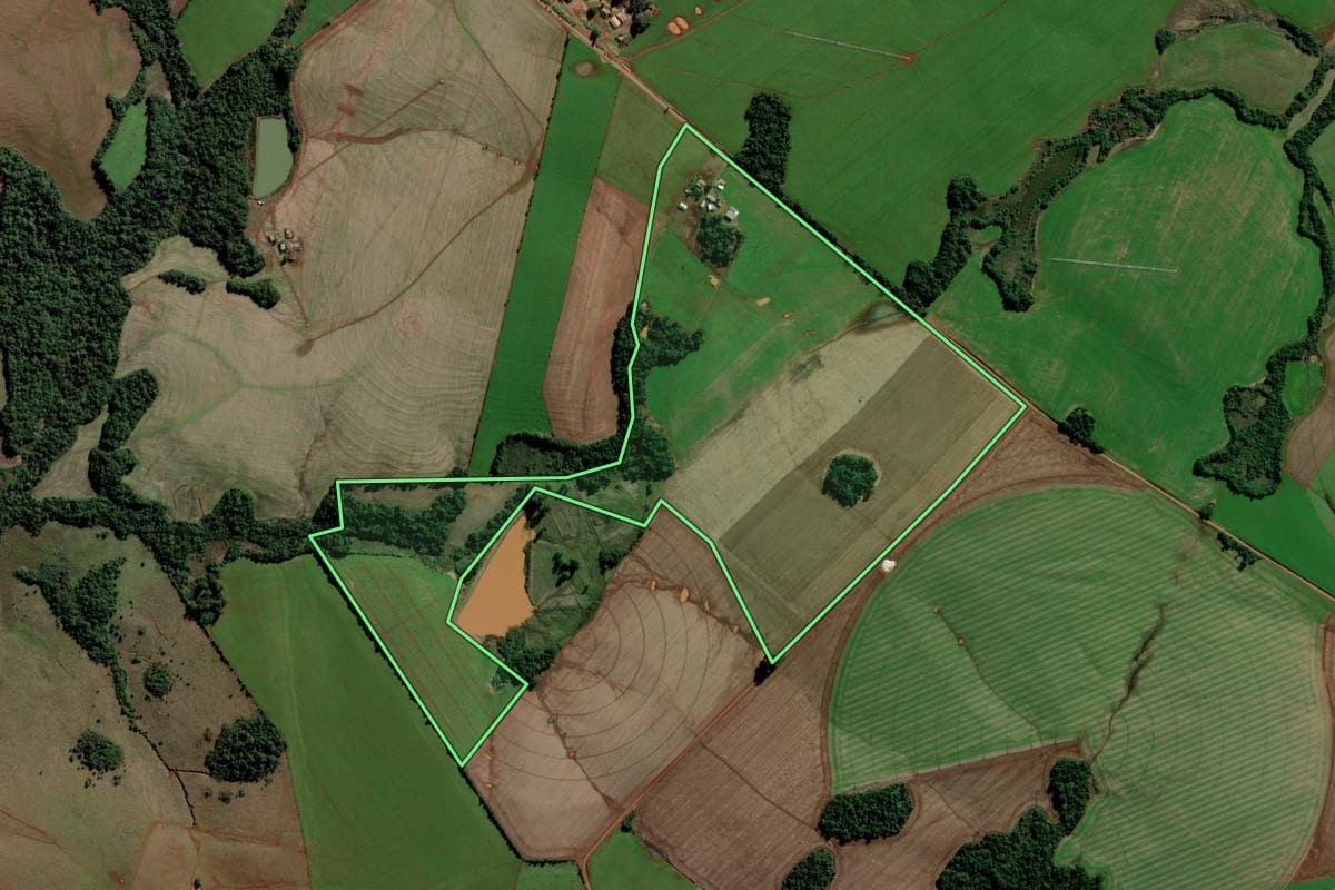 Imagem de satélite do imóvel rural em São Luiz Gonzaga (RS), com o contorno declarado no CAR desenhado por cima.