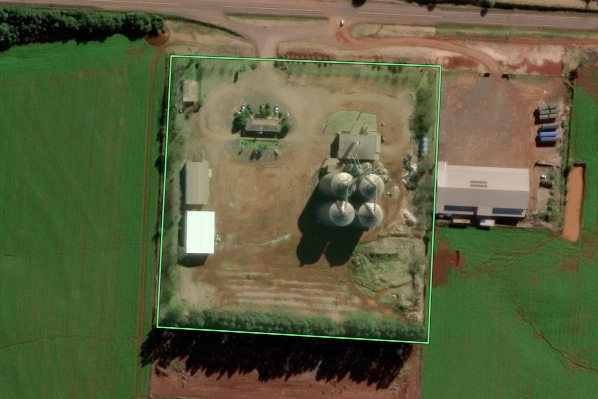Imagem de satélite do imóvel rural em São Luiz Gonzaga (RS), com o contorno declarado no CAR desenhado por cima.