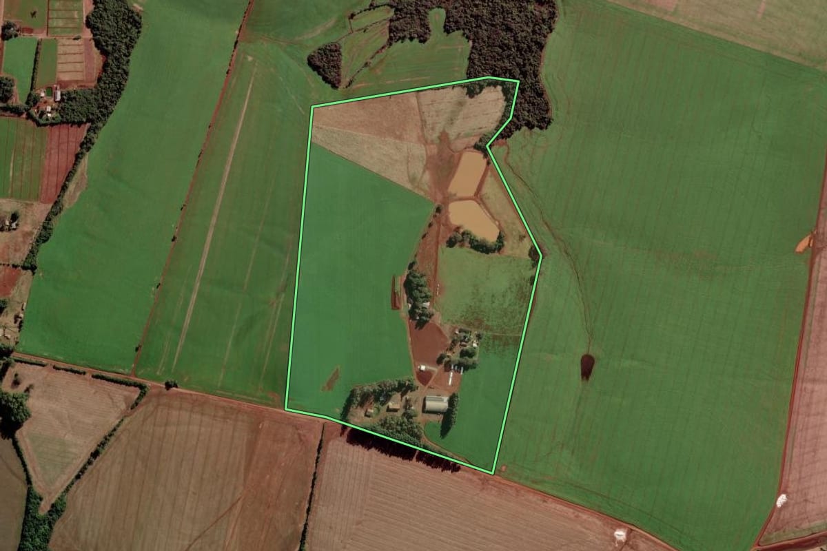 Imagem de satélite do imóvel rural em São Luiz Gonzaga (RS), com o contorno declarado no CAR desenhado por cima.