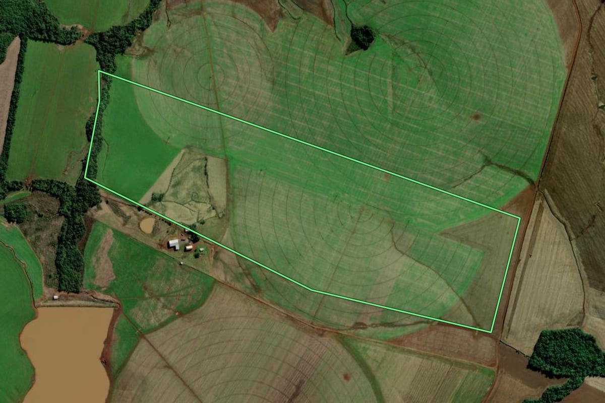 Imagem de satélite do imóvel rural em São Luiz Gonzaga (RS), com o contorno declarado no CAR desenhado por cima.