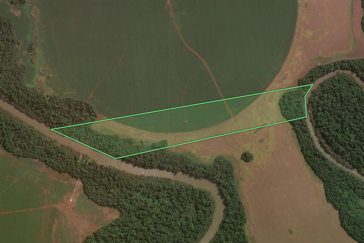 Imagem de satélite do imóvel rural em São Luiz Gonzaga (RS), com o contorno declarado no CAR desenhado por cima.