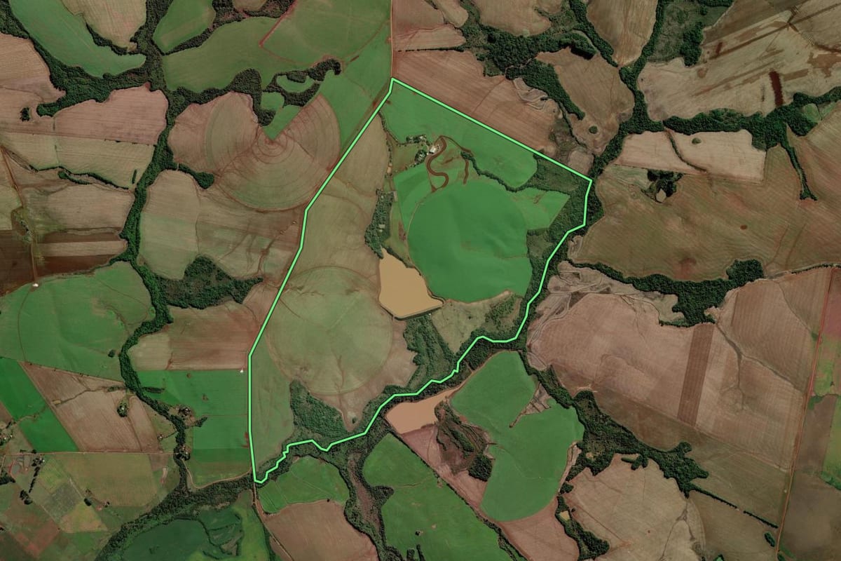 Imagem de satélite do imóvel rural em São Luiz Gonzaga (RS), com o contorno declarado no CAR desenhado por cima.