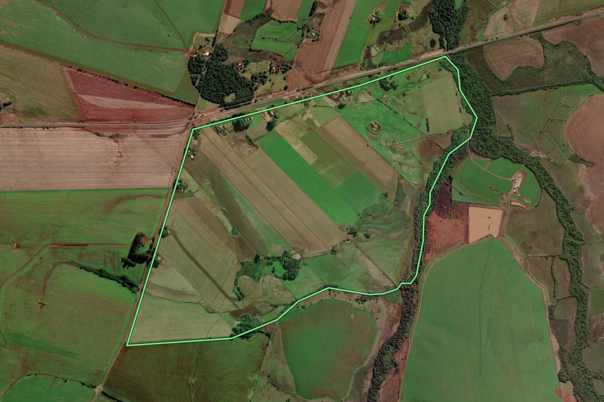 Imagem de satélite do imóvel rural em São Luiz Gonzaga (RS), com o contorno declarado no CAR desenhado por cima.