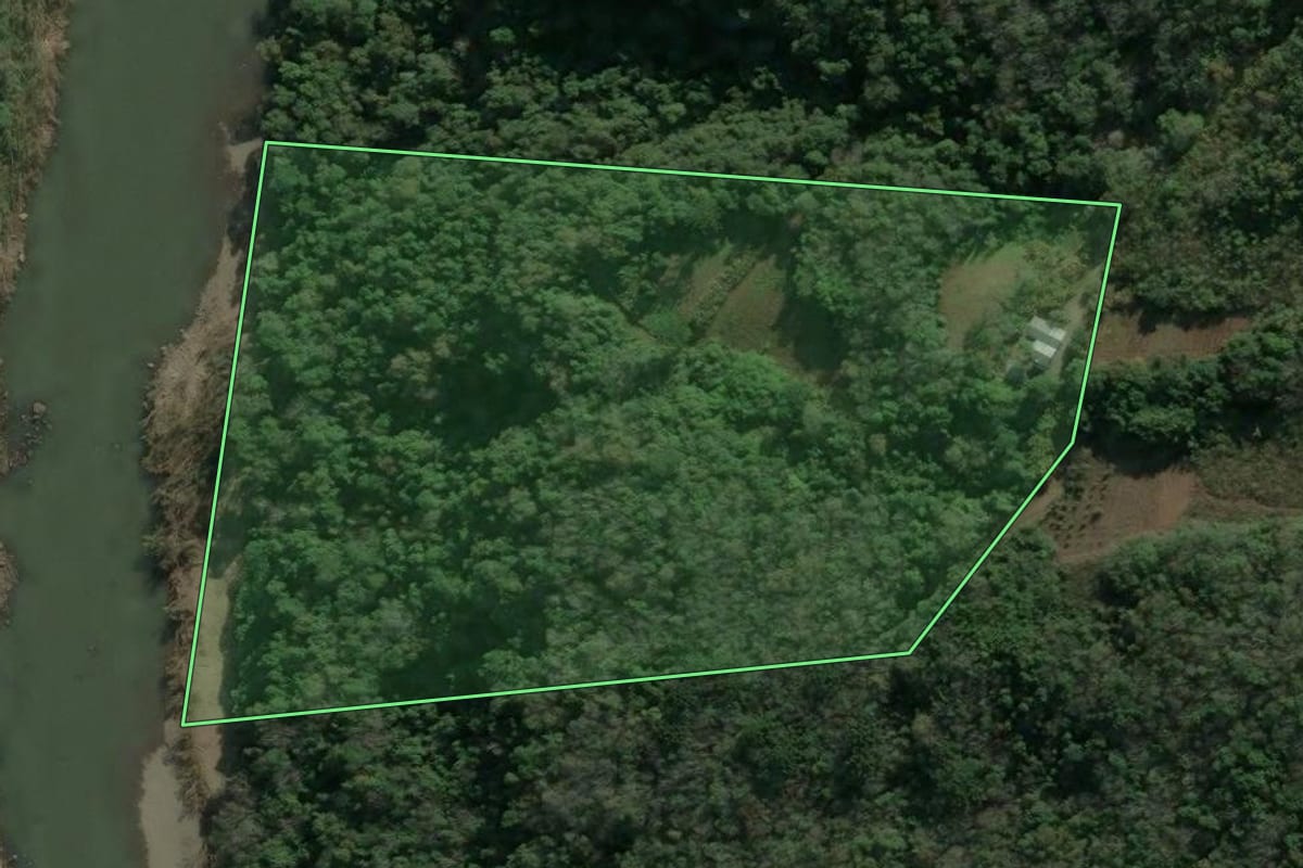 Imagem de satélite do imóvel rural em São Marcos (RS), com o contorno declarado no CAR desenhado por cima.
