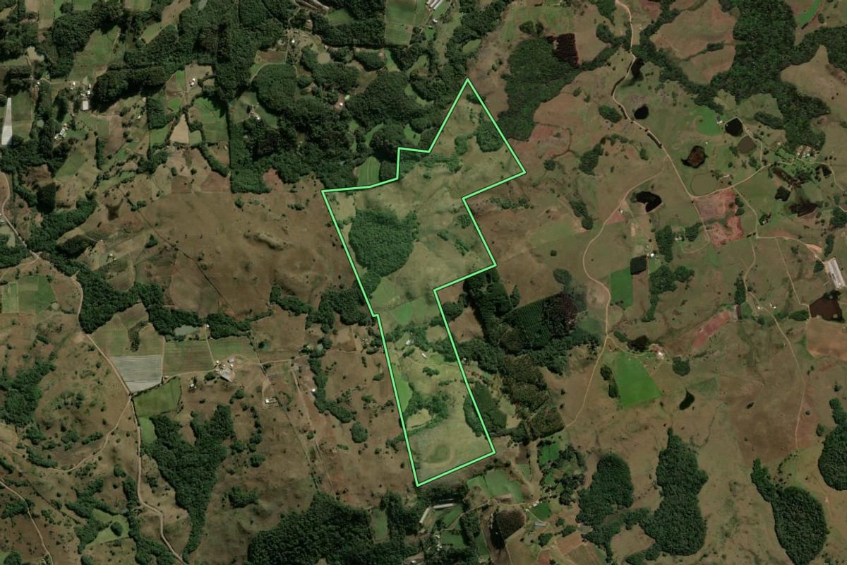 Imagem de satélite do imóvel rural em São Marcos (RS), com o contorno declarado no CAR desenhado por cima.