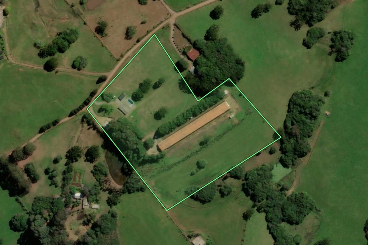 Imagem de satélite do imóvel rural em São Marcos (RS), com o contorno declarado no CAR desenhado por cima.