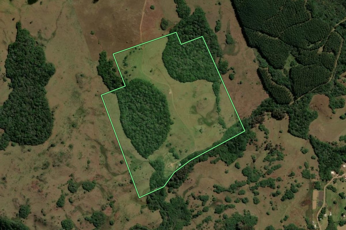 Imagem de satélite do imóvel rural em São Marcos (RS), com o contorno declarado no CAR desenhado por cima.