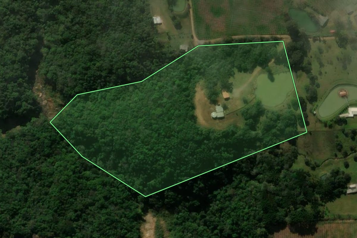 Imagem de satélite do imóvel rural em São Marcos (RS), com o contorno declarado no CAR desenhado por cima.