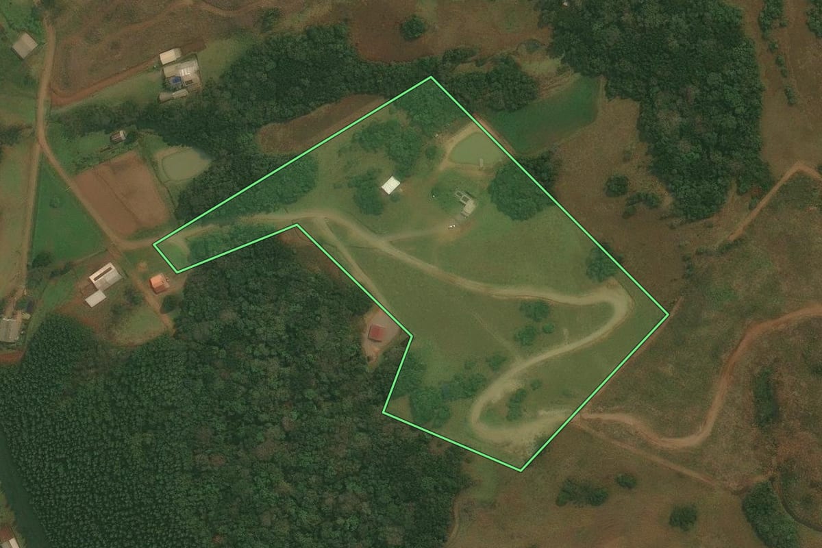 Imagem de satélite do imóvel rural em São Marcos (RS), com o contorno declarado no CAR desenhado por cima.