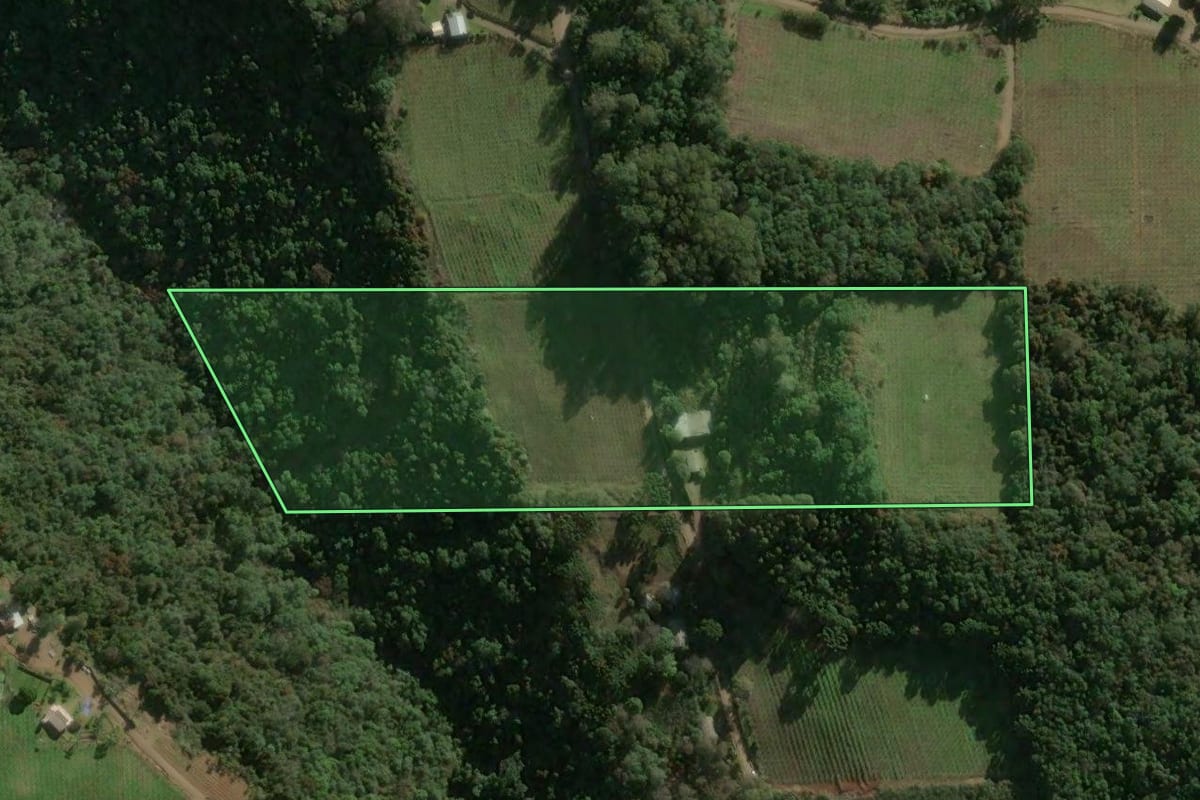 Imagem de satélite do imóvel rural em São Marcos (RS), com o contorno declarado no CAR desenhado por cima.