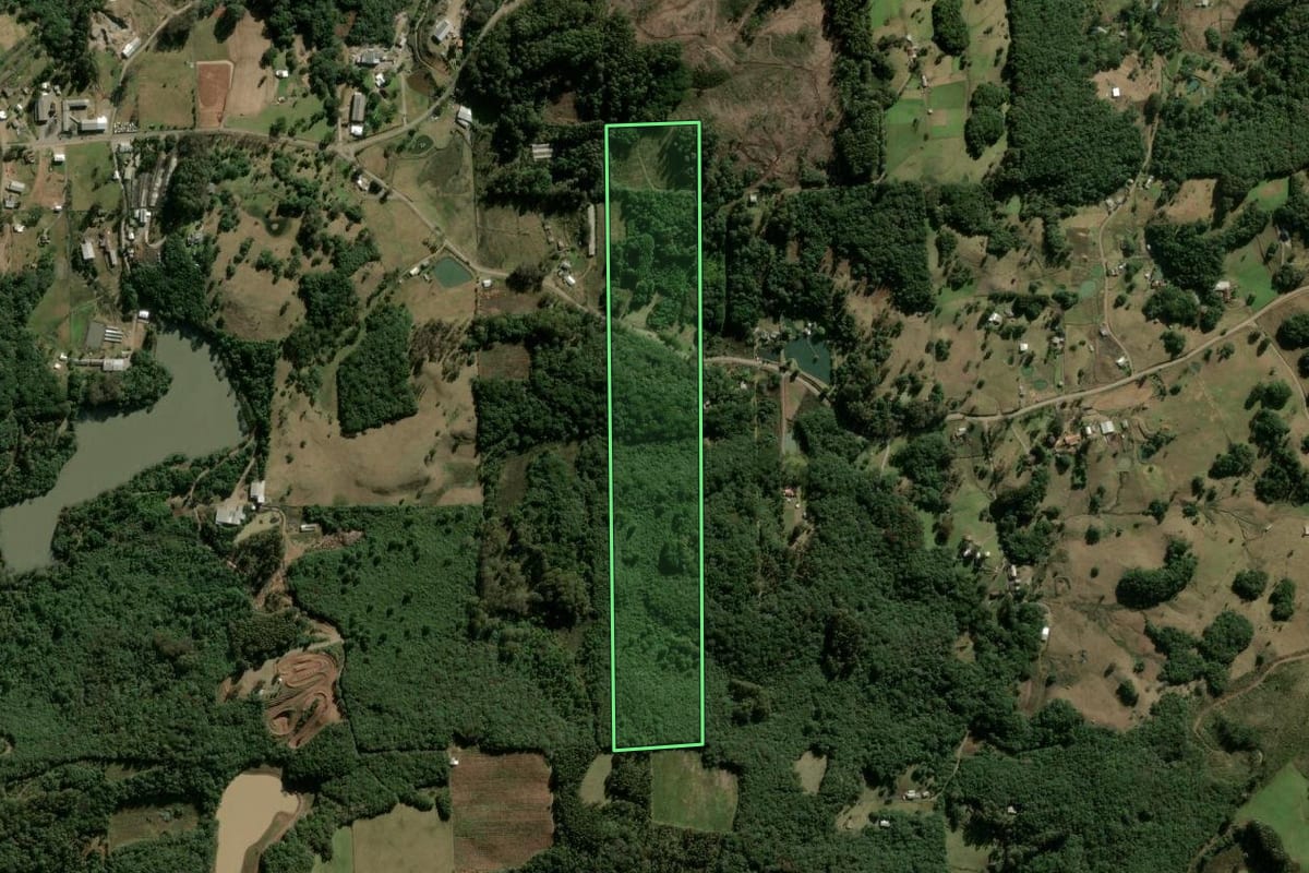 Imagem de satélite do imóvel rural em São Marcos (RS), com o contorno declarado no CAR desenhado por cima.