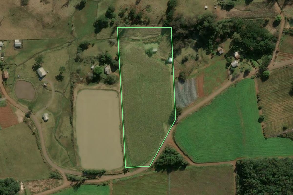 Imagem de satélite do imóvel rural em São Marcos (RS), com o contorno declarado no CAR desenhado por cima.