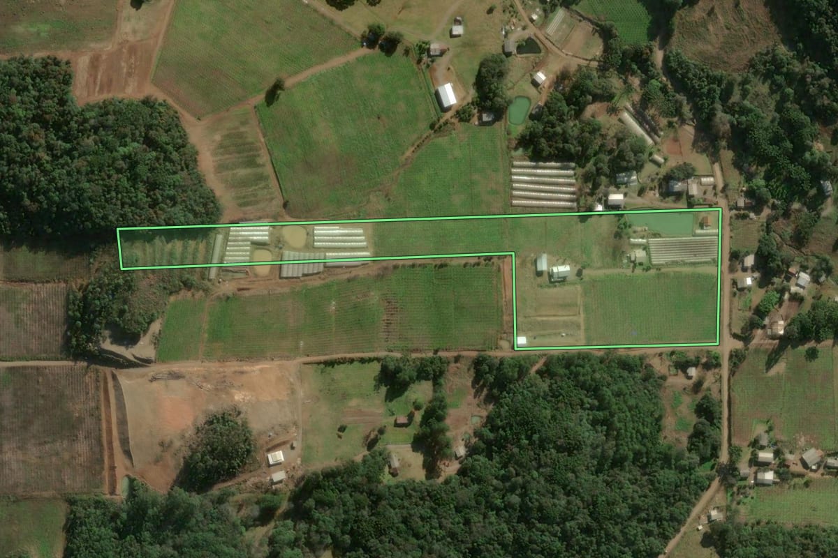 Imagem de satélite do imóvel rural em São Marcos (RS), com o contorno declarado no CAR desenhado por cima.