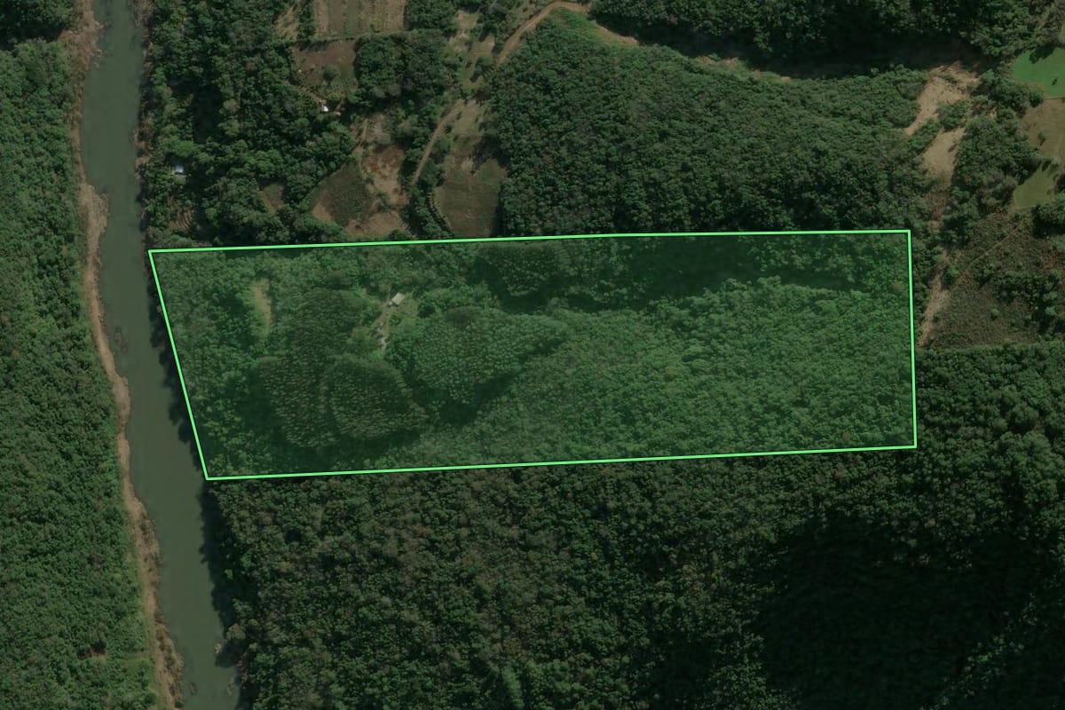 Imagem de satélite do imóvel rural em São Marcos (RS), com o contorno declarado no CAR desenhado por cima.