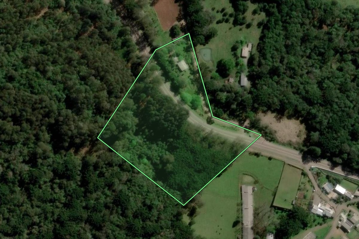 Imagem de satélite do imóvel rural em São Marcos (RS), com o contorno declarado no CAR desenhado por cima.