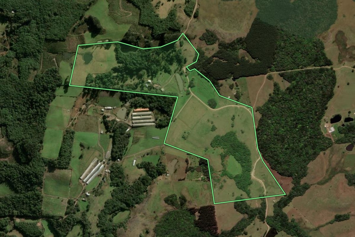 Imagem de satélite do imóvel rural em São Marcos (RS), com o contorno declarado no CAR desenhado por cima.