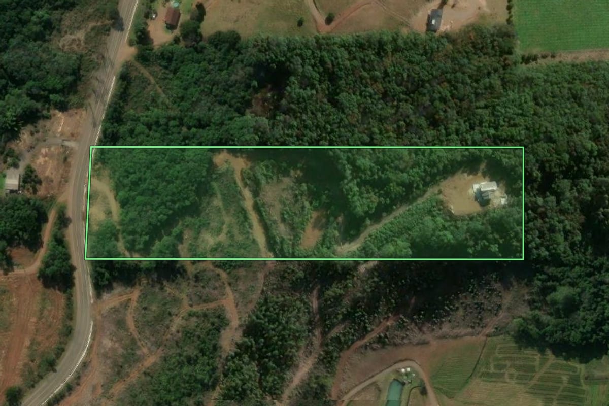 Imagem de satélite do imóvel rural em São Marcos (RS), com o contorno declarado no CAR desenhado por cima.