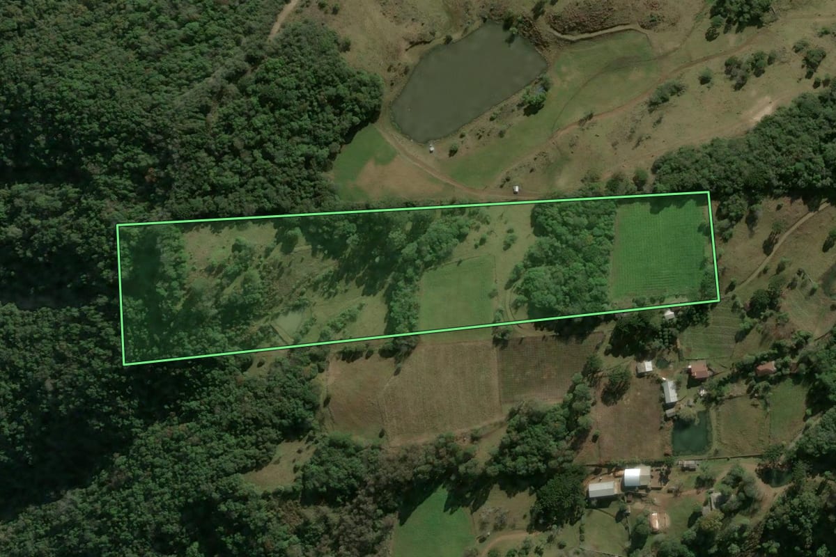 Imagem de satélite do imóvel rural em São Marcos (RS), com o contorno declarado no CAR desenhado por cima.
