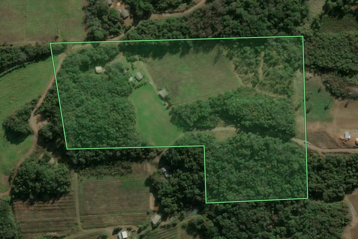 Imagem de satélite do imóvel rural em São Marcos (RS), com o contorno declarado no CAR desenhado por cima.