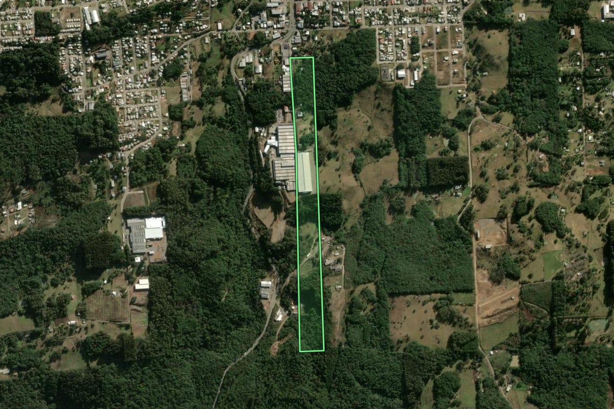Imagem de satélite do imóvel rural em São Marcos (RS), com o contorno declarado no CAR desenhado por cima.