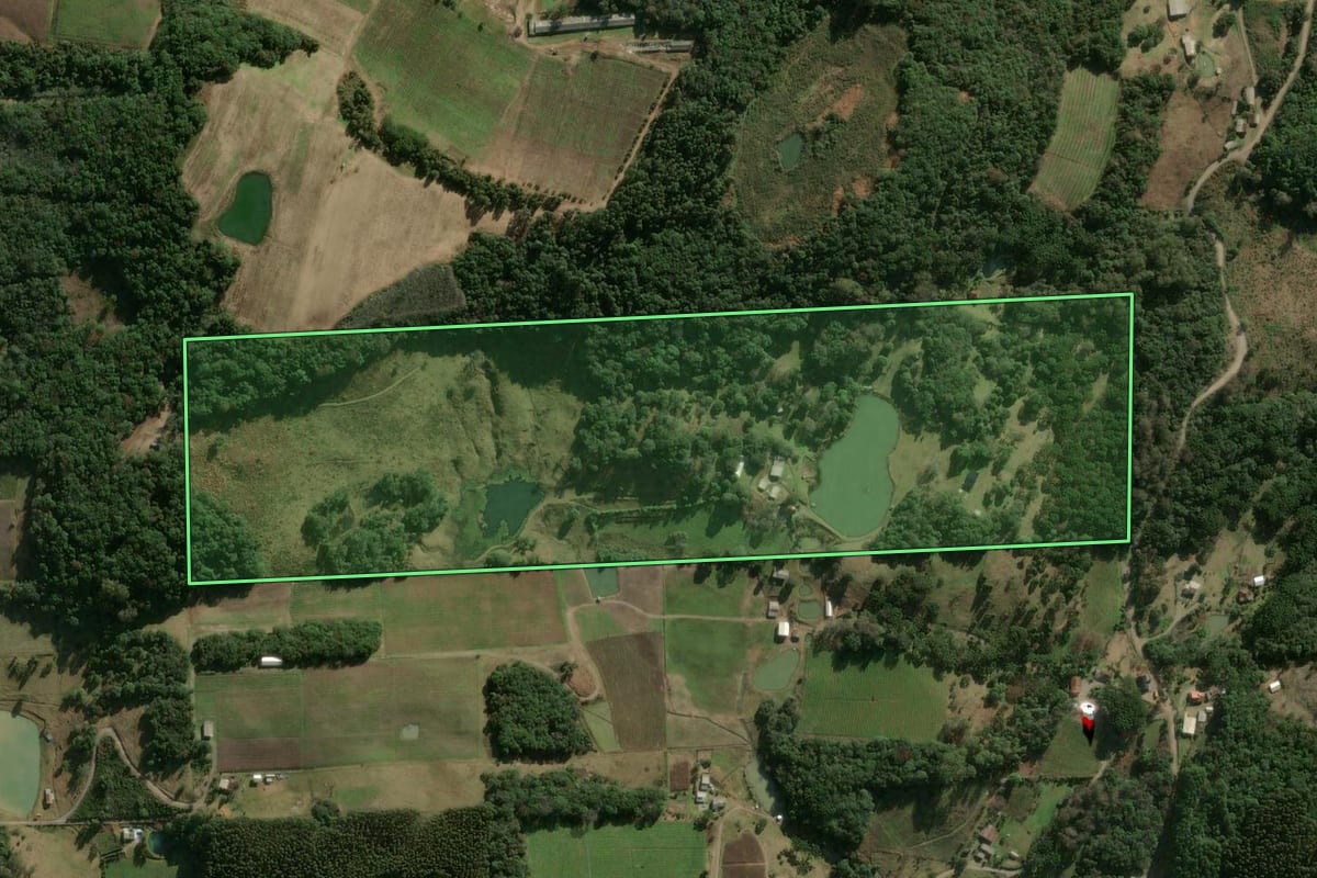Imagem de satélite do imóvel rural em São Marcos (RS), com o contorno declarado no CAR desenhado por cima.