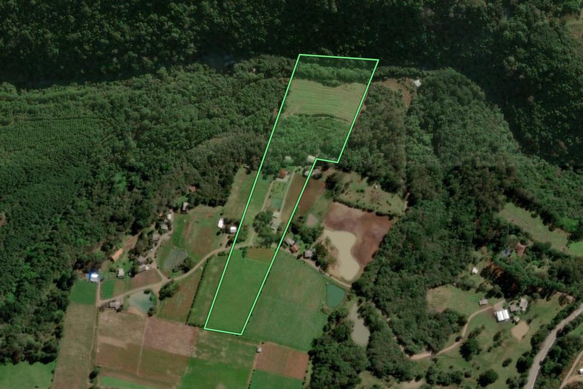 Imagem de satélite do imóvel rural em São Marcos (RS), com o contorno declarado no CAR desenhado por cima.