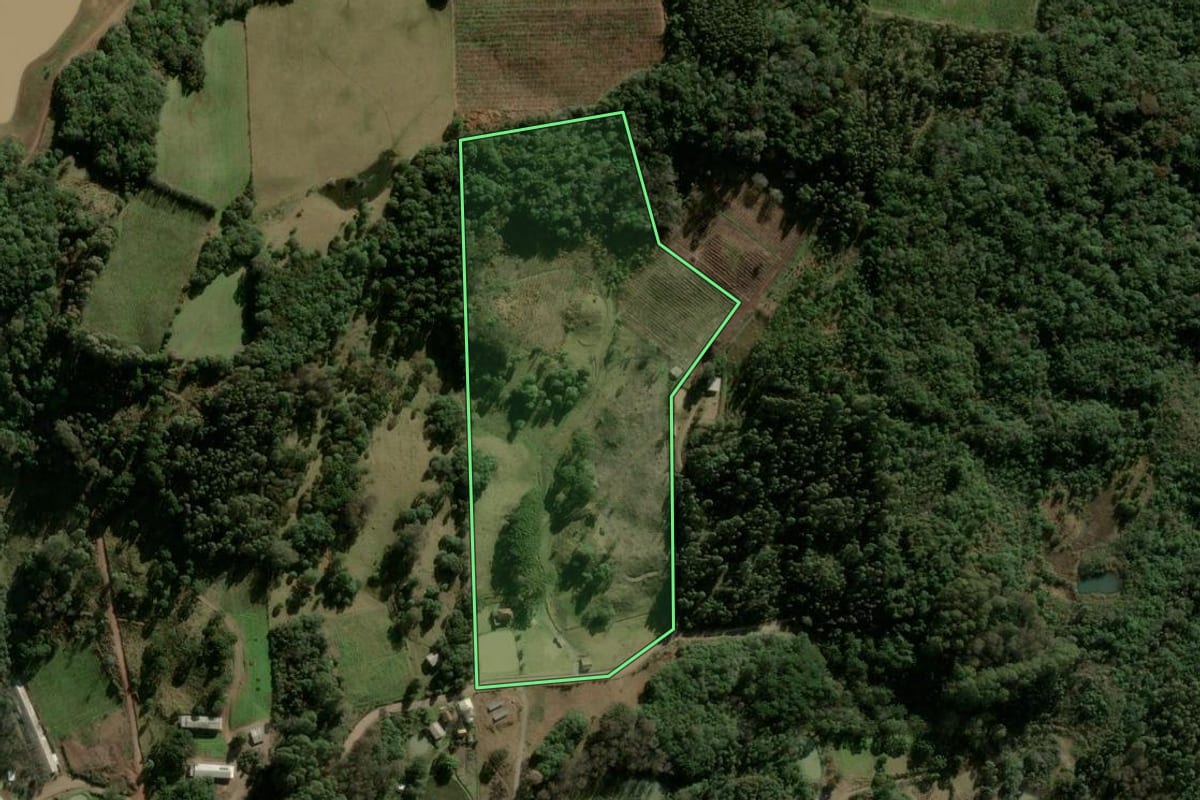 Imagem de satélite do imóvel rural em São Marcos (RS), com o contorno declarado no CAR desenhado por cima.