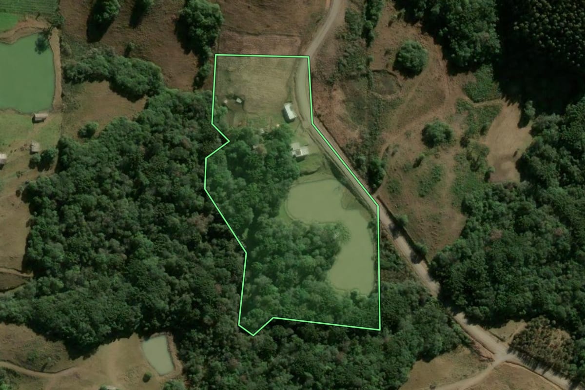 Imagem de satélite do imóvel rural em São Marcos (RS), com o contorno declarado no CAR desenhado por cima.