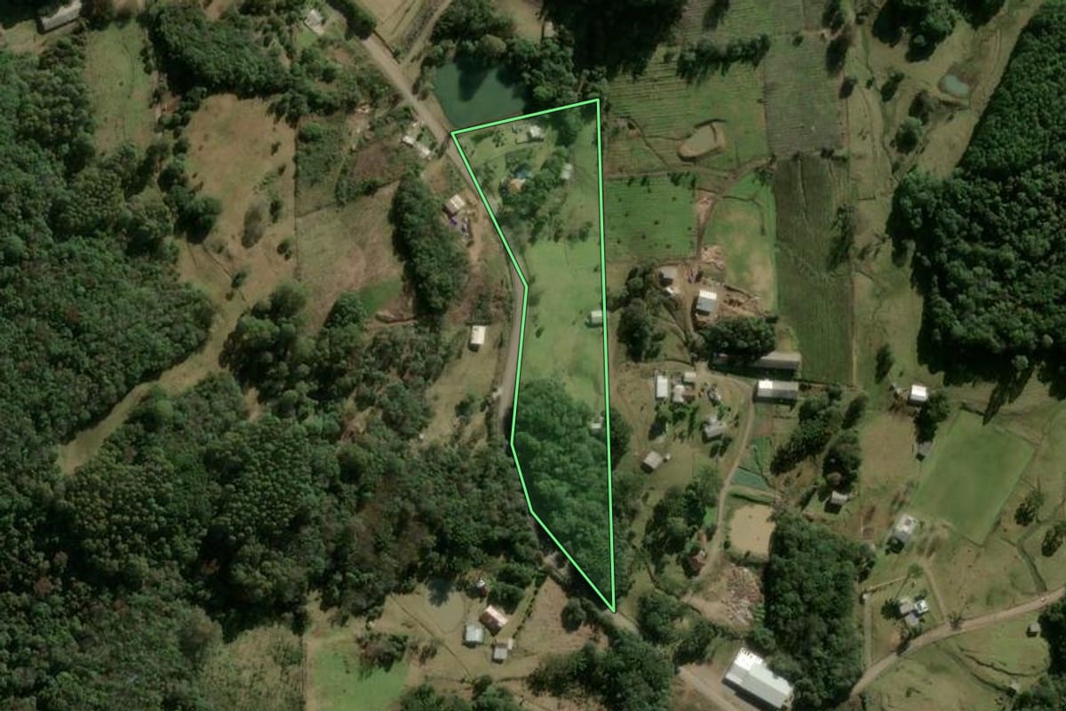 Imagem de satélite do imóvel rural em São Marcos (RS), com o contorno declarado no CAR desenhado por cima.