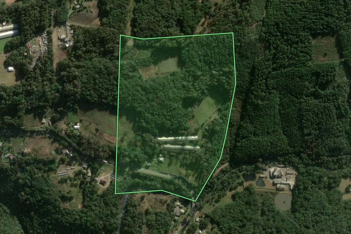 Imagem de satélite do imóvel rural em São Marcos (RS), com o contorno declarado no CAR desenhado por cima.