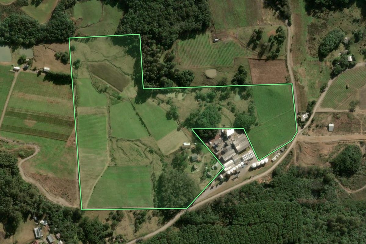 Imagem de satélite do imóvel rural em São Marcos (RS), com o contorno declarado no CAR desenhado por cima.