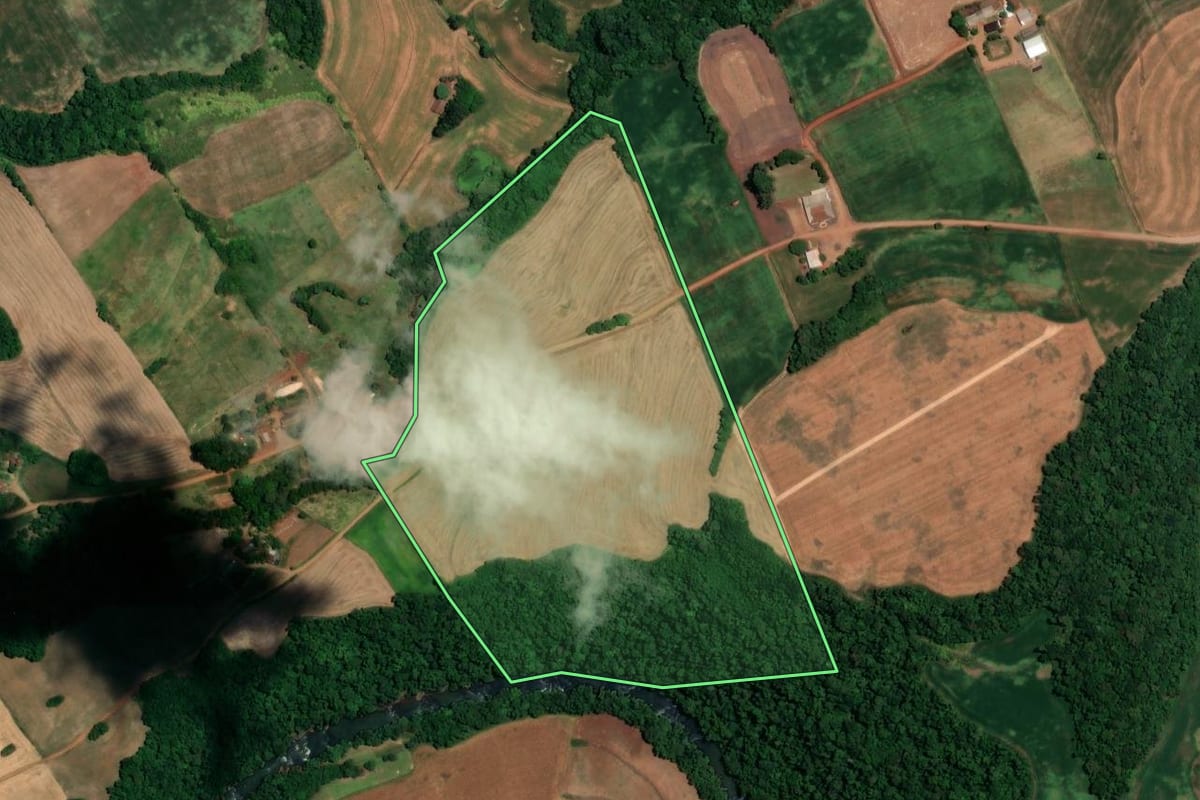 Imagem de satélite do imóvel rural em São Martinho (RS), com o contorno declarado no CAR desenhado por cima.