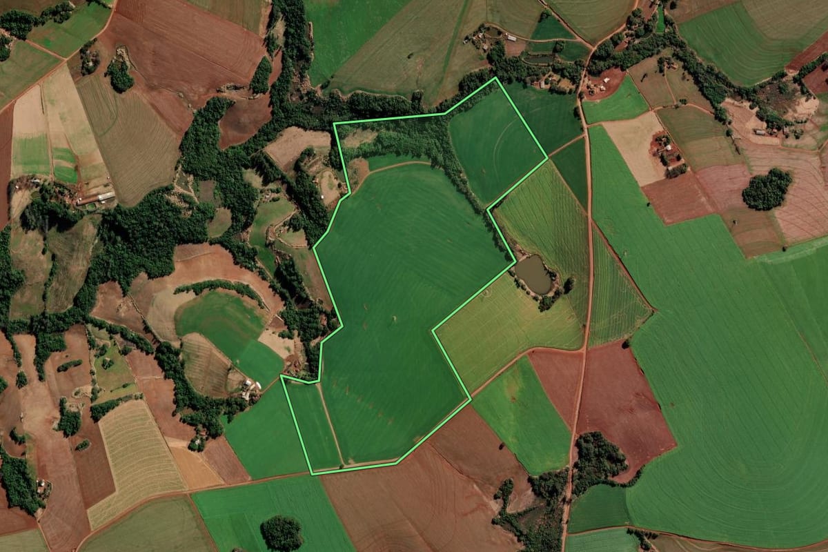 Imagem de satélite do imóvel rural em São Martinho (RS), com o contorno declarado no CAR desenhado por cima.