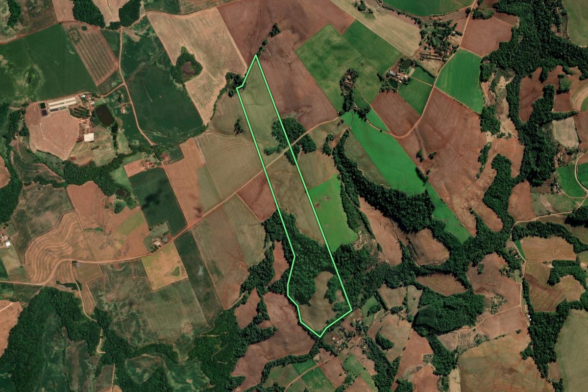 Imagem de satélite do imóvel rural em São Martinho (RS), com o contorno declarado no CAR desenhado por cima.