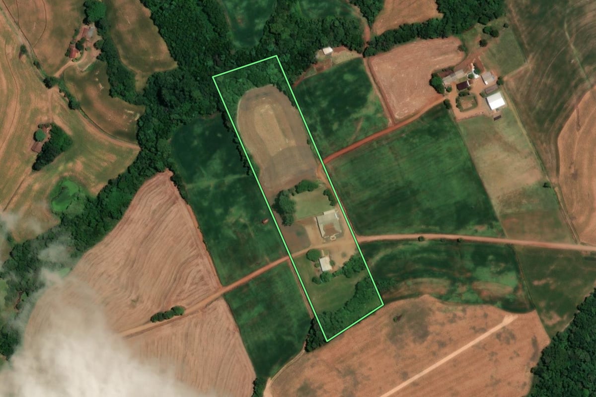 Imagem de satélite do imóvel rural em São Martinho (RS), com o contorno declarado no CAR desenhado por cima.