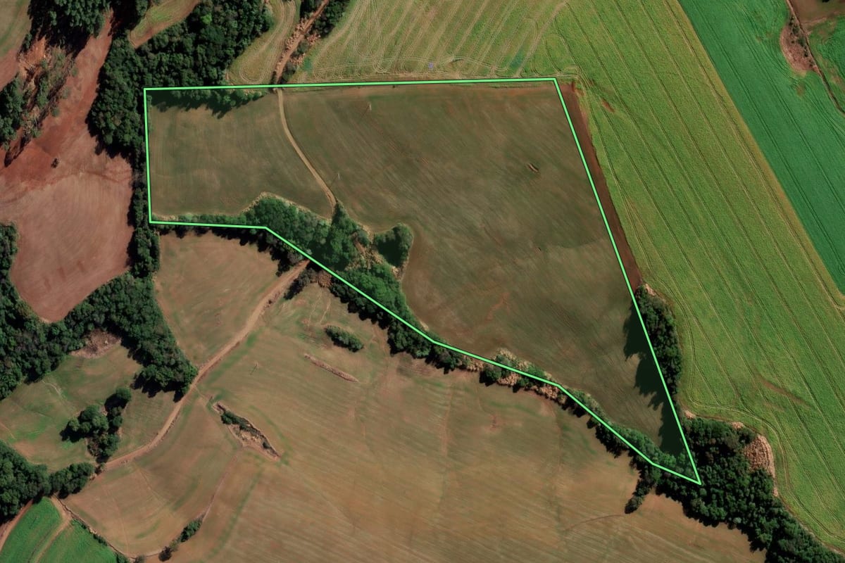 Imagem de satélite do imóvel rural em São Martinho (RS), com o contorno declarado no CAR desenhado por cima.
