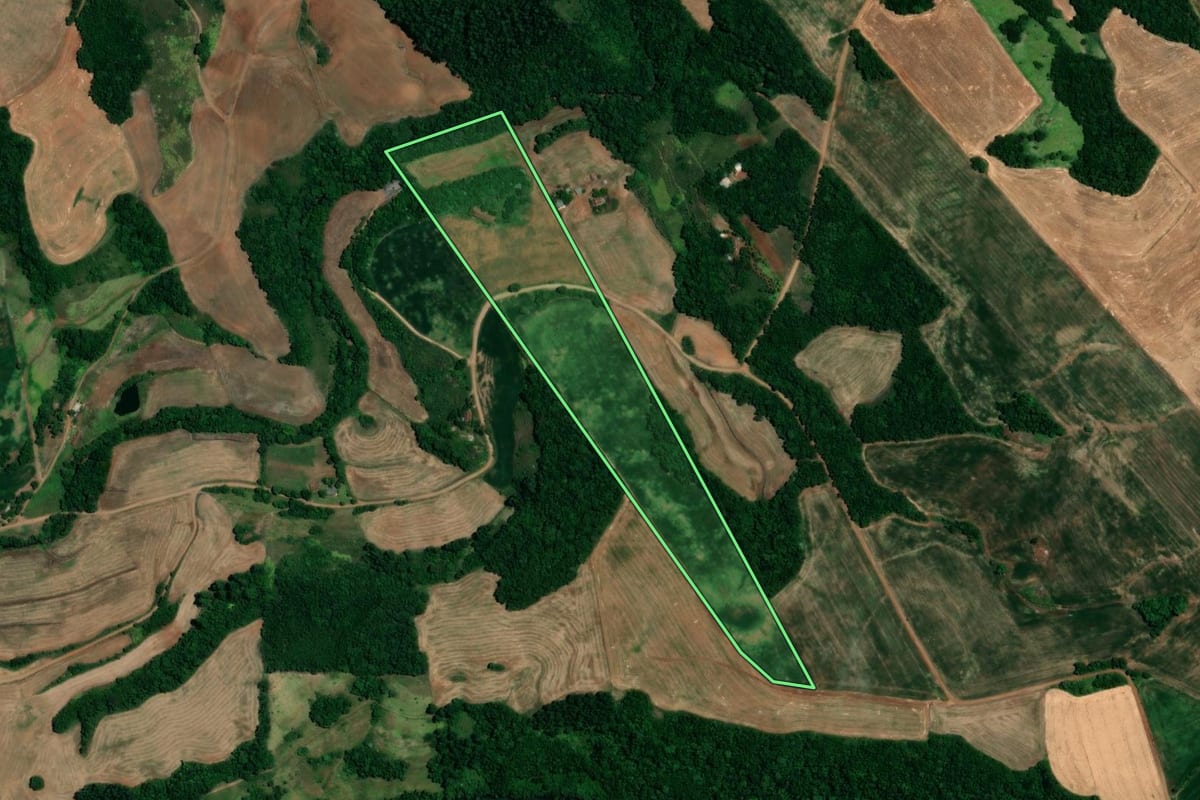 Imagem de satélite do imóvel rural em São Martinho (RS), com o contorno declarado no CAR desenhado por cima.
