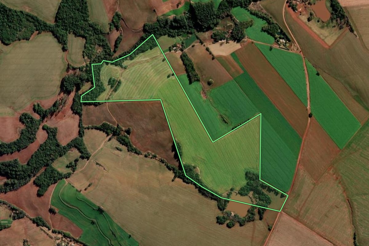 Imagem de satélite do imóvel rural em São Martinho (RS), com o contorno declarado no CAR desenhado por cima.