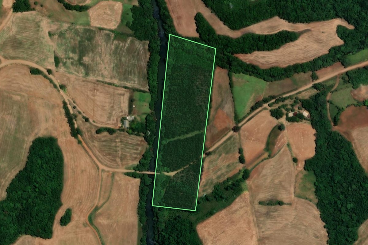 Imagem de satélite do imóvel rural em São Martinho (RS), com o contorno declarado no CAR desenhado por cima.