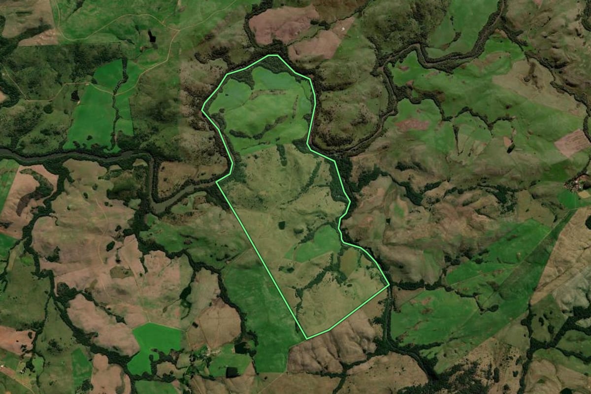 Imagem de satélite do imóvel rural em São Martinho da Serra (RS), com o contorno declarado no CAR desenhado por cima.