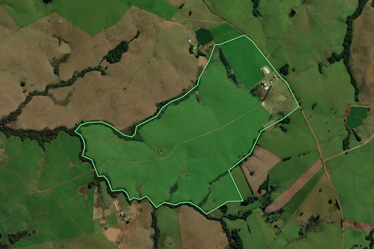 Imagem de satélite do imóvel rural em São Martinho da Serra (RS), com o contorno declarado no CAR desenhado por cima.