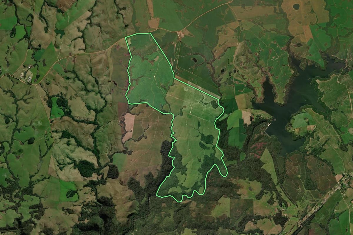 Imagem de satélite do imóvel rural em São Martinho da Serra (RS), com o contorno declarado no CAR desenhado por cima.