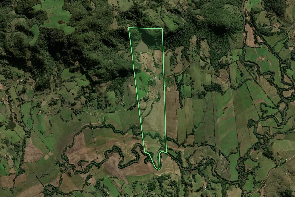 Imagem de satélite do imóvel rural em São Martinho da Serra (RS), com o contorno declarado no CAR desenhado por cima.
