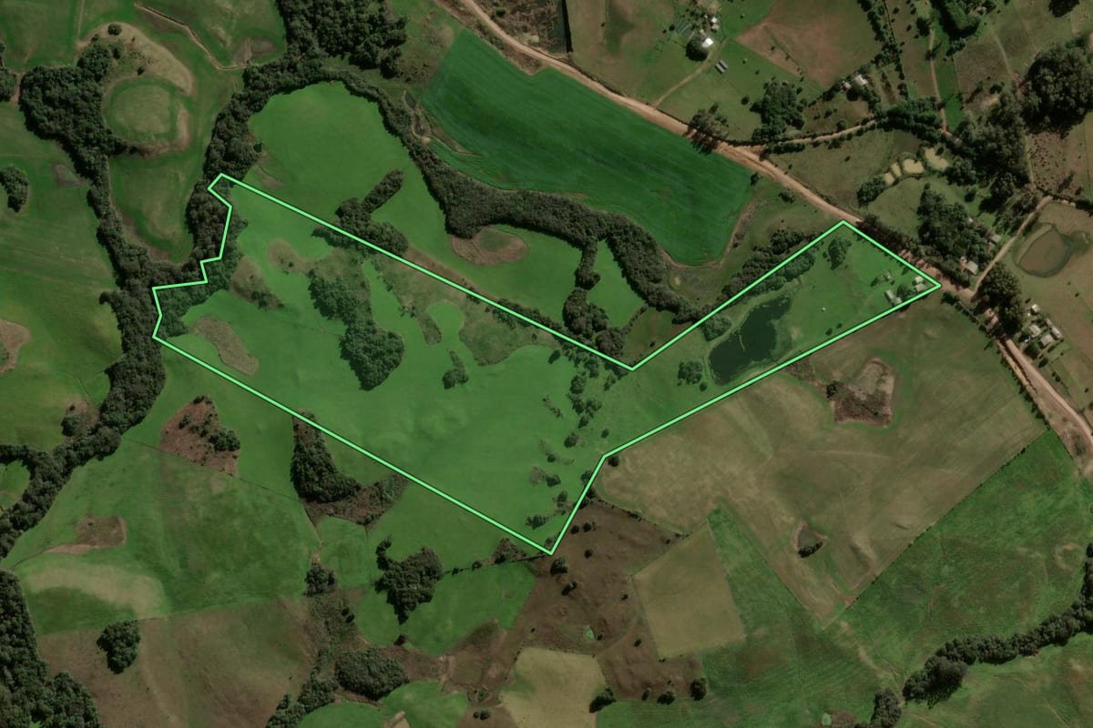 Imagem de satélite do imóvel rural em São Martinho da Serra (RS), com o contorno declarado no CAR desenhado por cima.