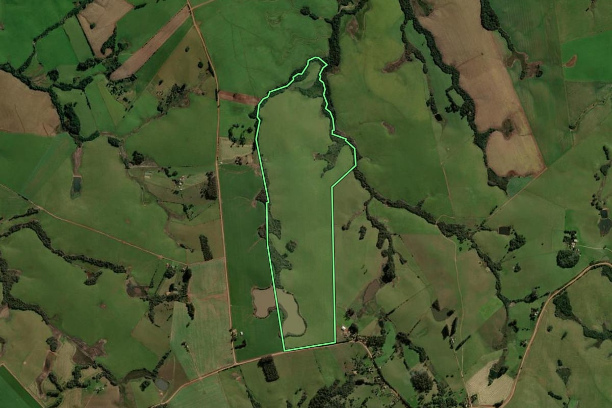 Imagem de satélite do imóvel rural em São Martinho da Serra (RS), com o contorno declarado no CAR desenhado por cima.
