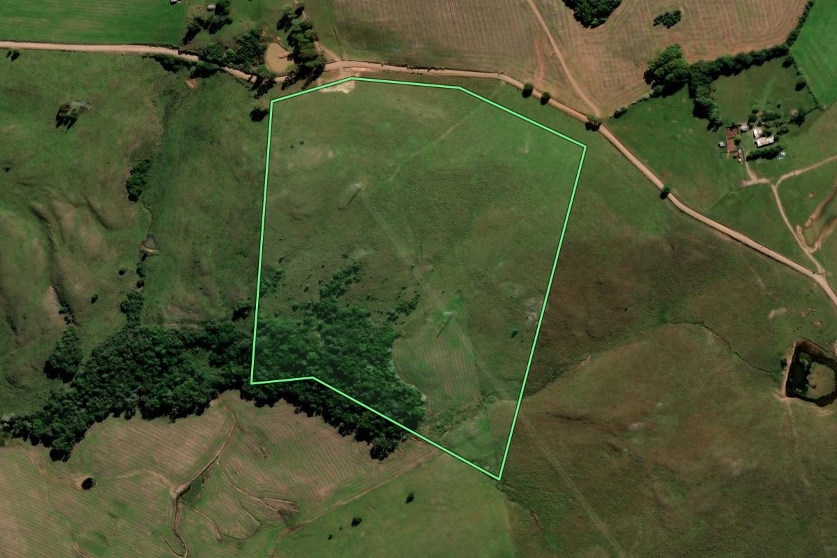 Imagem de satélite do imóvel rural em São Martinho da Serra (RS), com o contorno declarado no CAR desenhado por cima.