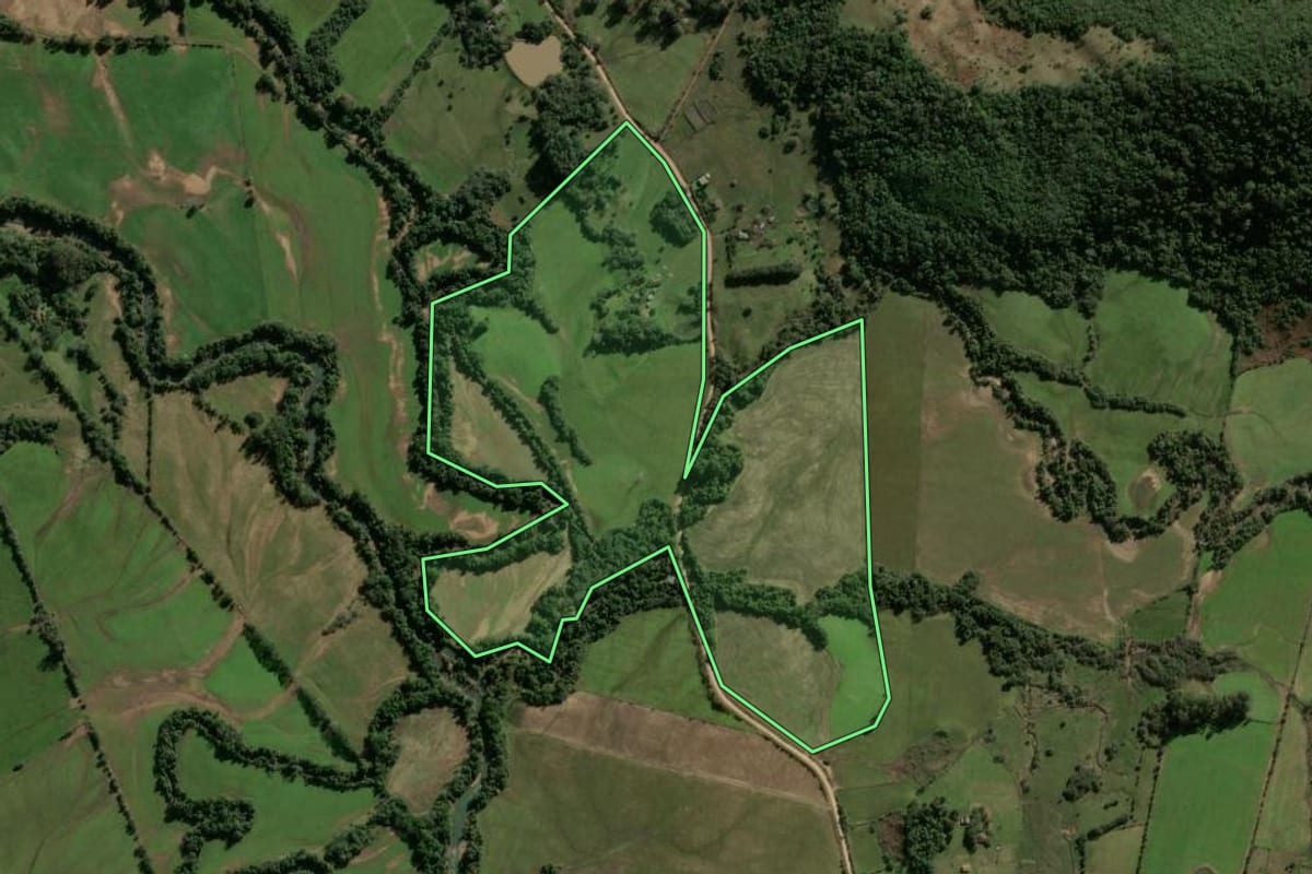 Imagem de satélite do imóvel rural em São Martinho da Serra (RS), com o contorno declarado no CAR desenhado por cima.